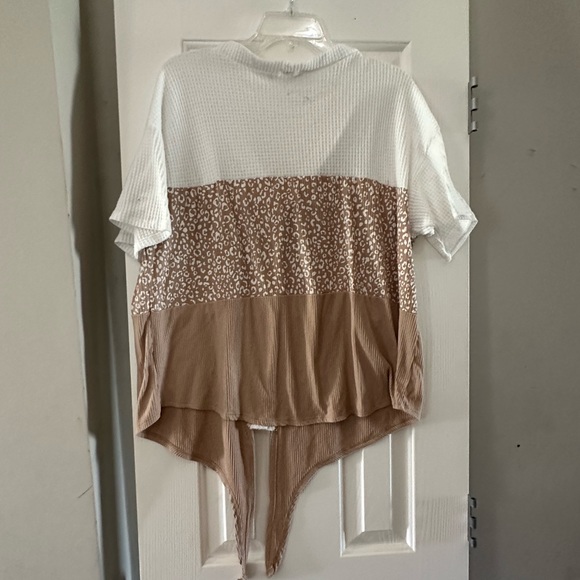 Above and beyond Beige & White Animal Print Tie Up Size Large -no tags- - Picture 3 of 4